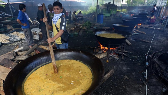 Memasak Kuah Beulangong, Menu Khas Kenduri Ramadan di Aceh Warga bergotong royong memasak menu tradisional khas Aceh Kuah Beulangong (kari daging dengan bumbu khas) pada tradisi kenduri Ramadhan di Desa Pango Raya, Banda Aceh, Aceh, Minggu (10/4/2022). Kenduri dengan menu utama kari daging sapi atau kambing saat berbuka puasa pada setiap bulan Ramadhan merupakan tradisi yang juga dilaksanakan untuk meringati Nuzulul Quran. ANTARA FOTO / Irwansyah Putra/foc.