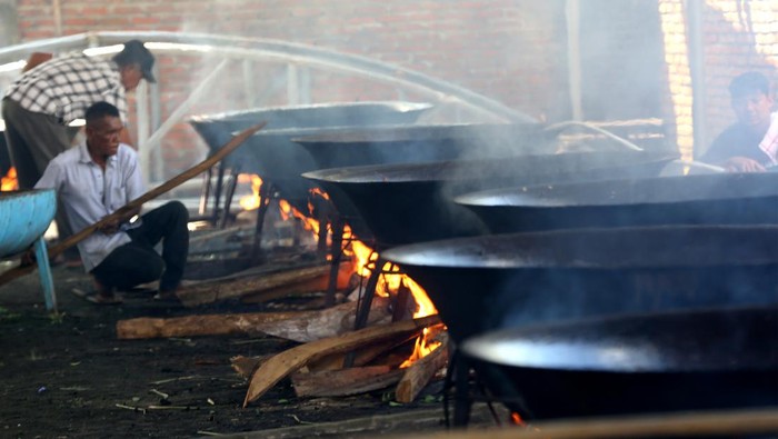 Memasak Kuah Beulangong, Menu Khas Kenduri Ramadan di Aceh Warga bergotong royong memasak menu tradisional khas Aceh Kuah Beulangong (kari daging dengan bumbu khas) pada tradisi kenduri Ramadhan di Desa Pango Raya, Banda Aceh, Aceh, Minggu (10/4/2022). Kenduri dengan menu utama kari daging sapi atau kambing saat berbuka puasa pada setiap bulan Ramadhan merupakan tradisi yang juga dilaksanakan untuk meringati Nuzulul Quran. ANTARA FOTO / Irwansyah Putra/foc.