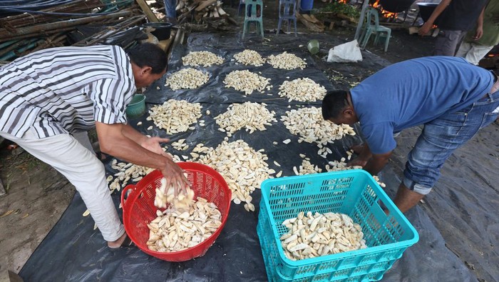 Memasak Kuah Beulangong, Menu Khas Kenduri Ramadan di Aceh Warga bergotong royong memasak menu tradisional khas Aceh Kuah Beulangong (kari daging dengan bumbu khas) pada tradisi kenduri Ramadhan di Desa Pango Raya, Banda Aceh, Aceh, Minggu (10/4/2022). Kenduri dengan menu utama kari daging sapi atau kambing saat berbuka puasa pada setiap bulan Ramadhan merupakan tradisi yang juga dilaksanakan untuk meringati Nuzulul Quran. ANTARA FOTO / Irwansyah Putra/foc.
