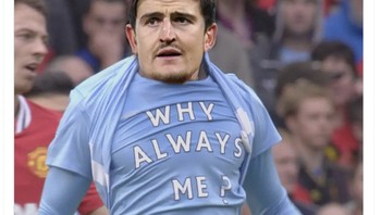 Kenapa selalu aku yang salah, sebut Maguire. Foto: Twitter