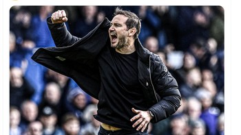 Ekspresi kegembiraan pelatih Everton Frank Lampard pun terekam di sini. Foto: Twitter
