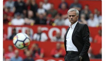 Netizen ini pun menilai memecat Jose Mourinho dulu adalah keputusan buruk mengingat dia lumayan banyak menghadirkan prestasi buat MU. Foto: Twitter