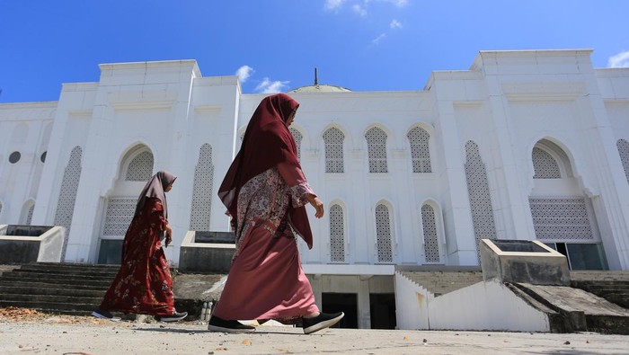 Sejumlah pengunjung melihat suasana di dalam Masjid Giok atau Masjid Agung Baitul Ala Desa Lueng Baro, Suka Makmur, Nagan Raya, Aceh, Minggu (10/4/2022). Masjid Agung Baitul Ala Nagan Raya yang dibangun sejak tahun 2012 tersebut dirancang menggunakan perpaduan arsitektur khas Asia Tenggara, Timur Tengah dan Aceh dengan ornamen berlapis batu giok pada lantai, dinding, tiang dan kubah masjid yang proses pembangunannya memasuki tahap penyelesaian atau sekitar 80 persen sehingga akan dibuka untuk umum pada Juni 2022 mendatang. ANTARA FOTO/Syifa Yulinnas/nym.