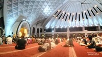 Jamaah khusyuk mendengarkan wirid pengajian