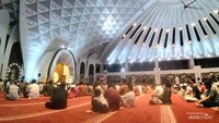 Desain interior yang mewah menambah kenyamanan beribadah