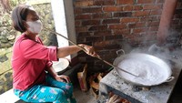 Santan kelapa hasil perasan lalu direbus. Warga setempat menyiasati mahalnya minyak goreng dengan membuat minyak berbahan daging buah kelapa, selain bahan bakunya mudah didapat, membuatnya juga mudah.