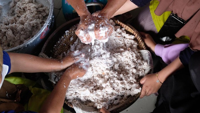 Minyak Goreng Mahal, Warga di Wonosobo Siasati dengan Minyak Kelapa Warga memeras parutan kelapa saat proses pembuatan minyak kelapa di Desa Talunombo, Sapuran, Wonosobo, Jawa Tengah, Sabtu (9/4/2022). Warga setempat menyiasati mahalnya minyak goreng dengan membuat minyak berbahan daging buah kelapa karena selain bahan bakunya mudah didapat dan mudah membuatnya, juga lebih sehat serta lebih lezat untuk memasak. ANTARA FOTO/Anis Efizudin/wsj.