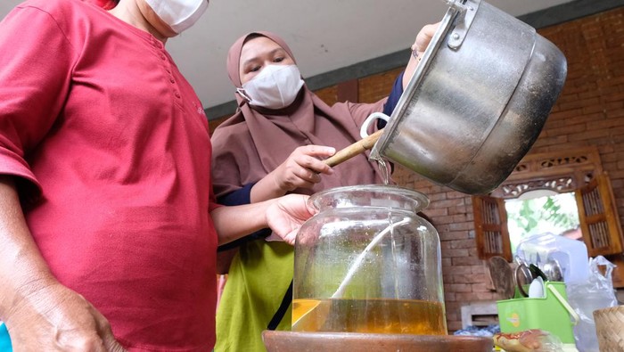 Warga memeras parutan kelapa saat proses pembuatan minyak kelapa di Desa Talunombo, Sapuran, Wonosobo, Jawa Tengah, Sabtu (9/4/2022). Warga setempat menyiasati mahalnya minyak goreng dengan membuat minyak berbahan daging buah kelapa karena selain bahan bakunya mudah didapat dan mudah membuatnya, juga lebih sehat serta lebih lezat untuk memasak. ANTARA FOTO/Anis Efizudin/wsj.
