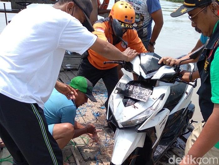 Motor satu keluarga yang tercebur Sungai Brantas sudah ditemukan.