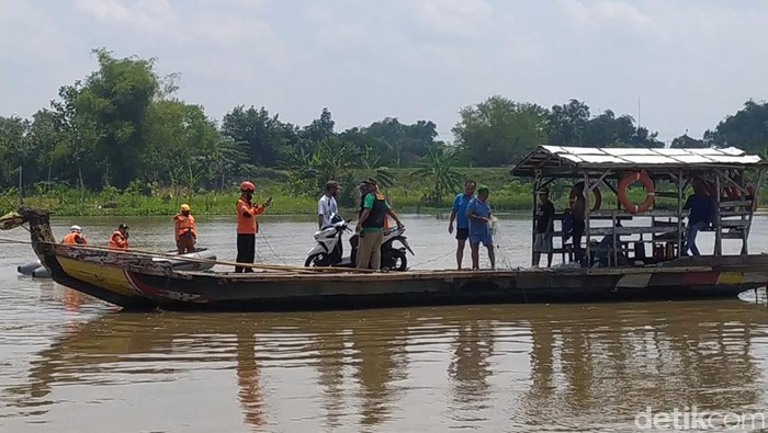 Motor satu keluarga yang tercebur Sungai Brantas sudah ditemukan.