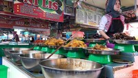 Soal ciri khas tampilan nasi kapau yang disusun bertingkat, antara lain bisa dilihat di kedai-kedai nasi kapau di Pasar Lereng Kota Bukittinggi bernama Los Lambuang. Foto: Jeka Kampai