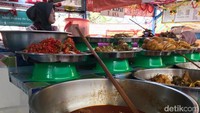 Salah satu kedai nasi yang cukup terkenal disini adalah kedai nasi kapau Uni Lis. Nasi kapau di tempatnya sudah dijajakan selama tiga generasi. Foto: Jeka Kampai