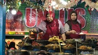 Penikmat nasi kapau buatan Uni Lis kebanyakan juga adalah para pesohor di negeri ini. Salah satu menu jadi andalan adala gulai kapau. Foto: Jeka Kampai