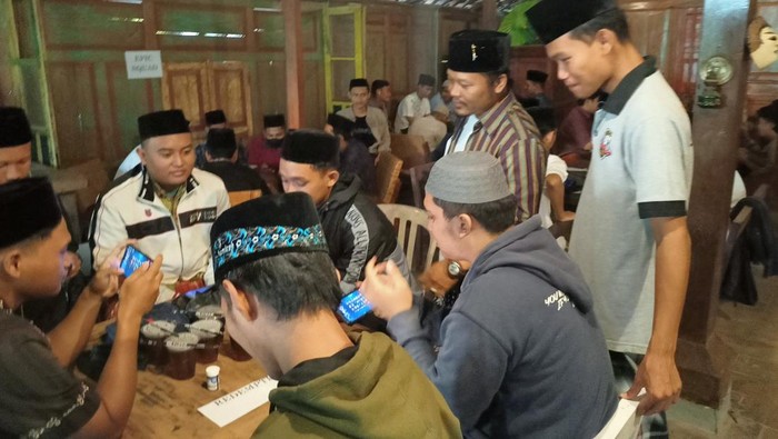 Ngabuburit Asyik Anak Muda Ponorogo Turnamen E-sport Pakai Baju Santri