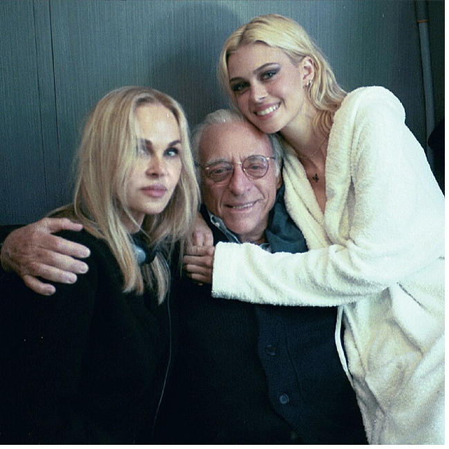 Nicola lahir dari orangtua crazy rich. Ayahnya Nelson Peltz merupakan seorang miliuner. Sedangkan ibunya Claudia Heffener adalah seorang model. Pada 2021 berdasarkan data Forbes, kekayaan ayah Nicola mencapai US$ 1,7 miliuner atau sekitar Rp 24 triliun. Foto: Vianney Le Caer/Invision/AP/Vianney Le Caer