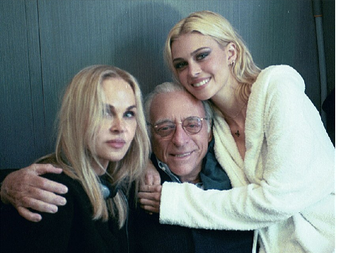 Nicola Peltz, istri Brooklyn Beckham Brooklyn Beckham, left, and Nicola Peltz pose for photographers prior to the Givenchy Spring-Summer 2022 ready-to-wear fashion show presented in Paris, Sunday, Oct. 3, 2021. (Photo by Vianney Le Caer/Invision/AP)