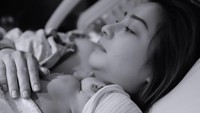 Anak pertama Nikita Willy akhirnya lahir setelah dilakukan induksi selama kurang lebih 11 jam. Nikita Willy melahirkan lewat proses normal pada 7 April 2022 sekitar pukul 23.49 waktu Los Angeles. Foto: dok. Instagram Nikita Willy