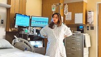  Momen ketika Nikita Willy mulai merasakan kontraksi. Dia terlihat berdiri di dalam ruang perawatannya. Foto: Instagram @nikitawillyofficial94