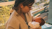 Anak pertama Nikita Willy diberinama Issa Xander Djokosoetono. Bahkan momen melahirkan Nikita Willy ikut disorot Kylie Jenner dan Khloe Kardashian lewat unggahan sang dokter. Foto: dok. Instagram Nikita Willy