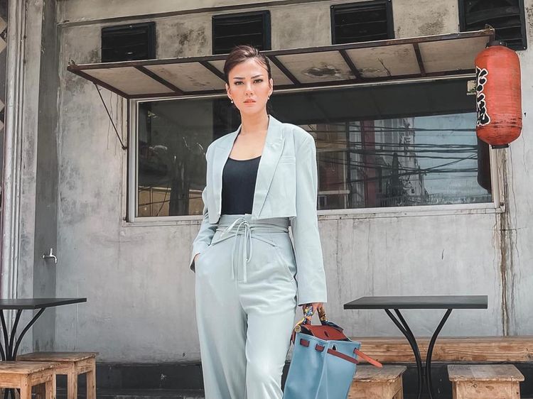 Pose Cantik Menawan Nita Gunawan Saat Bergaya Jadi Pelayan