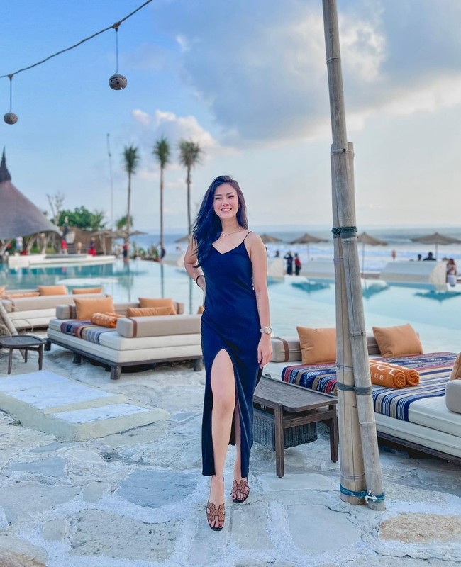 Begini gayanya dengan gaun hitam yang seksi dan feminin. Foto: Instagram @nitagunawan09