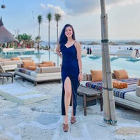 Begini gayanya dengan gaun hitam yang seksi dan feminin. Foto: Instagram @nitagunawan09