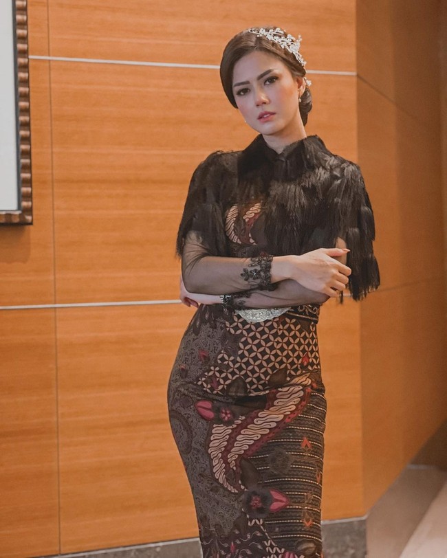 Sebelum sering tampil di acara televisi, wanita kelahiran Kudus tersebut dikenal sebagai model, selebgram, dan makeup artist.Foto: Instagram @nitagunawan09