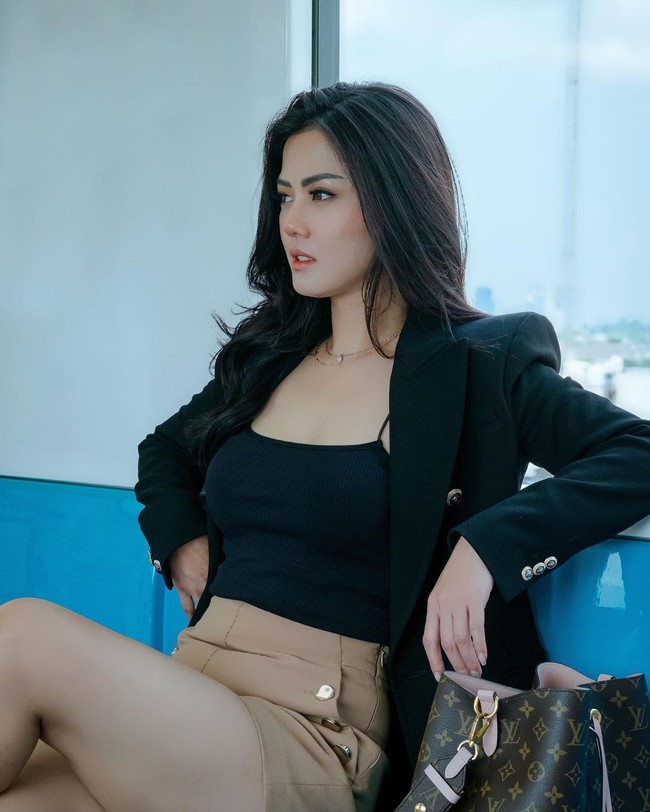 Beberapa waktu ini nama Nita Gunawan heboh jadi perbincangan. Wanita yang sebelumnya dikenal sebagai selebgram tersebut disebut punya hubungan dengan Raffi Ahmad. Nita dan Raffi sendiri dipertemukan dalam satu acara televisi. Foto: Instagram @nitagunawan09