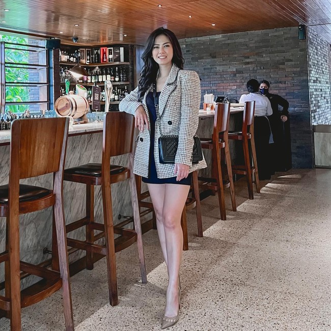 Aku ketemu beberapa kali waktu makan di restoran di daerah Senopati, aku lagi makan sama teman-temanku, A Raffi lagi meeting sama Gigi dan lainnya, kita baik-baik saja. Itu netizen aja kayaknya yang bikin-bikin, lanjutnya.Foto: Instagram @nitagunawan09