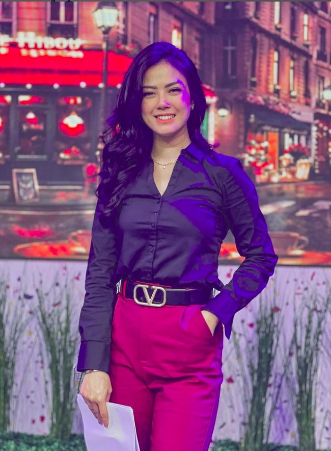 Selain jago makeup, Nita Gunawan juga terlihat punya gaya outfit yang stylish. Di Instagram, ia menunjukkan beragam gaya tapi kebanyakan Nita berpose dengan busana yang elegan dan semi formal. Foto: dok. Instagram Nita Gunawan