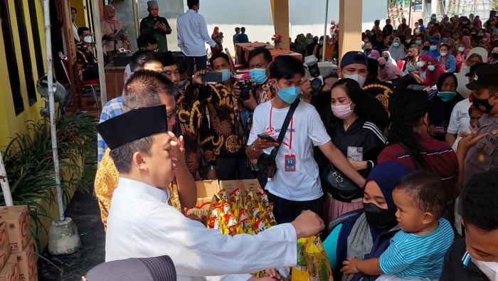 Wakil Ketua Umum PBNU Nusron Wahid hadir di bazar minyak goreng murah di Mranggen, Demak, Minggu (10/4/2022).