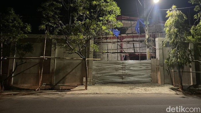 Pembangunan sebuah gedung ritel di Pinrang menuai sorotan karena sudah dikerjakan sebelum IMB diterbitkan.