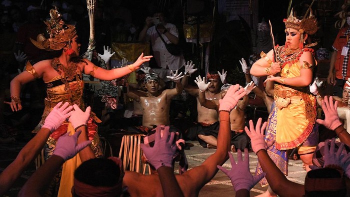 Sejumlah seniman mementaskan Tari Kecak di Pura Agung Tirta Bhuana, Bekasi, Jawa Barat, Sabtu (9/4/2022). Pementasan tersebut merupakan puncak acara har lahir Pura Agung Tirta Bhuana yang ke-55 dan sekaligus sebagai ajang mempromosikan Tari Kecak di wilayah tersebut. ANTARA FOTO/Fakhri Hermansyah/wsj.