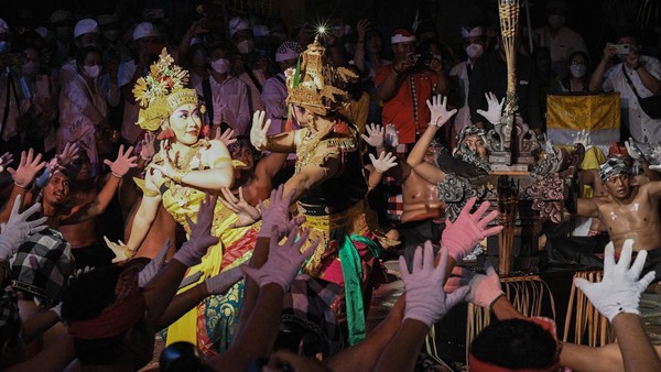 Pementasan tersebut merupakan puncak acara har lahir Pura Agung Tirta Bhuana yang ke-55 dan sekaligus sebagai ajang mempromosikan Tari Kecak di wilayah tersebut. 
