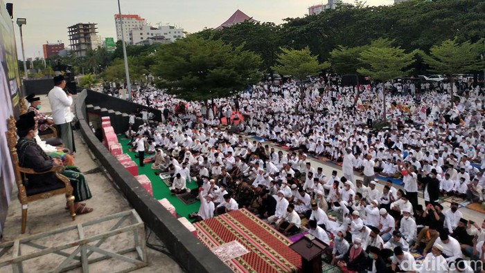 Pemkot Makassar melaksanakan salat subuh berjemaah di Anjungan Pantai Losari dengan tema 