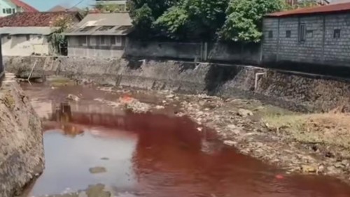Sungai Tukad Mati di Denpasar yang berubah jadi merah