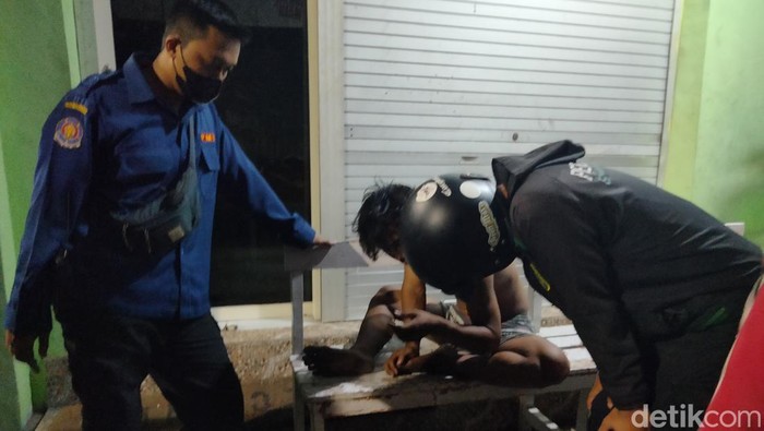 Pria di Surabaya babak belur dimassa. Ia diduga akan mencuri HP temannya untuk modal membeli arak.