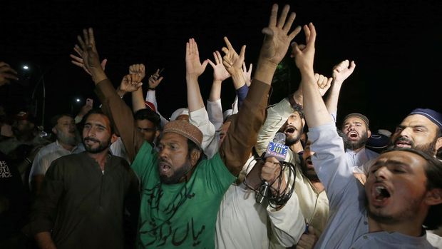 Supporters of an opposition party shout slogans as they celebrate the success of a no-confidence vote against Prime Minister Imran Khan outside the National Assembly, in Islamabad, Pakistan, Sunday, April 10, 2022.  Pakistan's political opposition ousted the country's prime minister by a vote of no confidence.  (AP/Anjum Naveed)