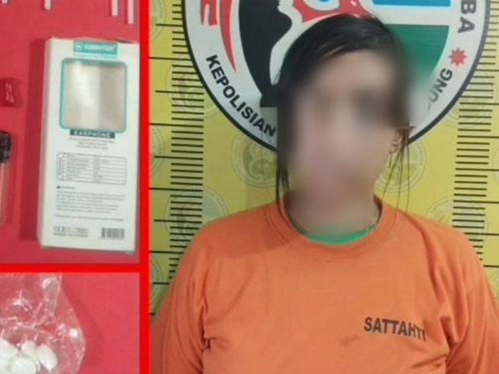 Polisi Tulungagung menangkap perempuan yang diduga menguasai serta mengedarkan sabu dan pil koplo. Dari tangan pelaku turut diamankan sejumlah barang bukti narkoba.