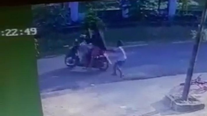 Penjambretan hp menyasar anak di Pulau Kangean, Sumenep terekam kamera CCTV.