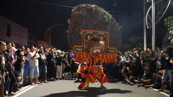 Pentas reog di Jalanan Solo