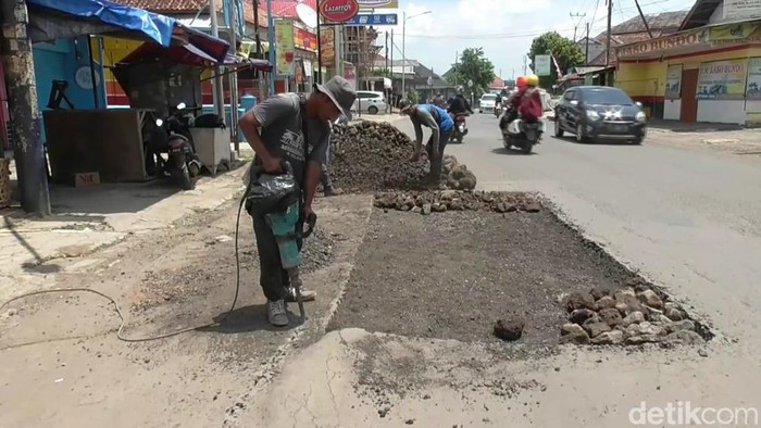 Perbaikan jalan di Subang.