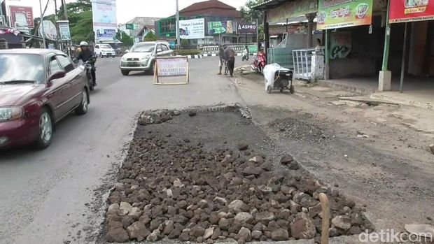 Perbaikan jalan di Subang.