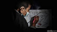 Seorang anak berkebutuhan khusus sedang mewarnai gambar masjid. Setiap anak berkebutuhan khusus ini memiliki kondisi dan diagnosa yang berbeda dari anak lainnya.