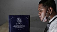 Untuk mengajarkan ibadah seperti salat, berdoa dan tadarus, mereka harus benar-benar diajarkan dengan penuh kesabaran. Salah satu guru tunanetra bernama Reza mengatakan untuk mempelajari membaca Kitab Suci Alquran Braile butuh waktu yang tidak sebentar.