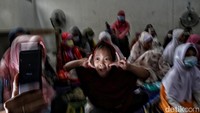 Peran seorang guru sangatlah penting saat membimbing anak-anak ini untuk belajar beribadah. Karena membimbing anak berkebutuhan khusus tidak sama dengan anak normal lainnya. Sehingga harus butuh ekstra kesabaran yang luar biasa.
