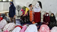 Sejumlah anak berkebutuhan khusus tengah belajar salat.