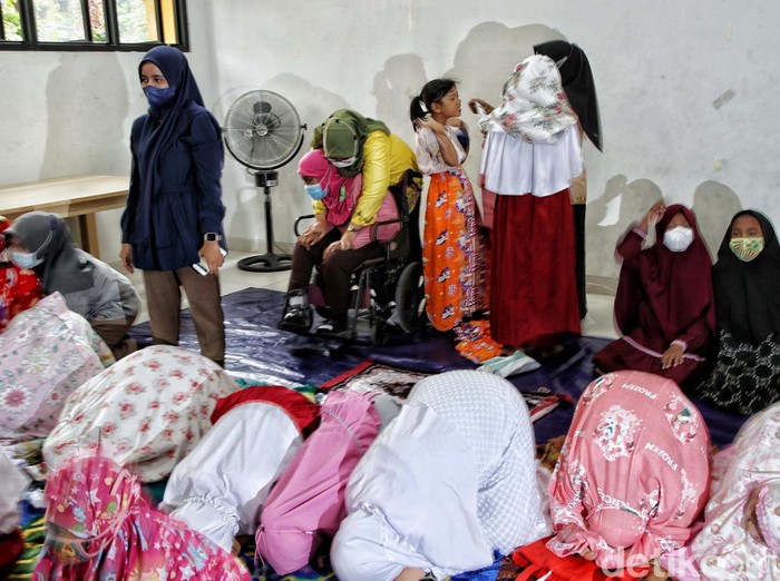 Perjalanan Anak Berkebutuhan Khusus Mencari Berkah Ramadan Sejumlah siswa -siswi berkebutuhan khusus mengikuti pelajaran bertemakan Ramadan di kawasan Sekolah Luar Biasa Negeri 9 (SLBN), Sunter Agung, Jakarta Utara, Jumat (8/4).