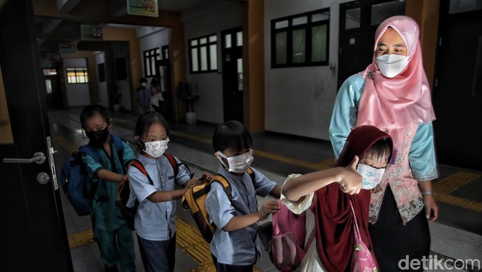 Perjalanan Anak Berkebutuhan Khusus Mencari Berkah Ramadan Sejumlah siswa-siswi berkebutuhan khusus mengikuti pelajaran bertemakan Ramadan di Sekolah Luar Biasa Negeri 9 (SLBN), Sunter Agung, Jakarta Utara, Jumat (8/4).