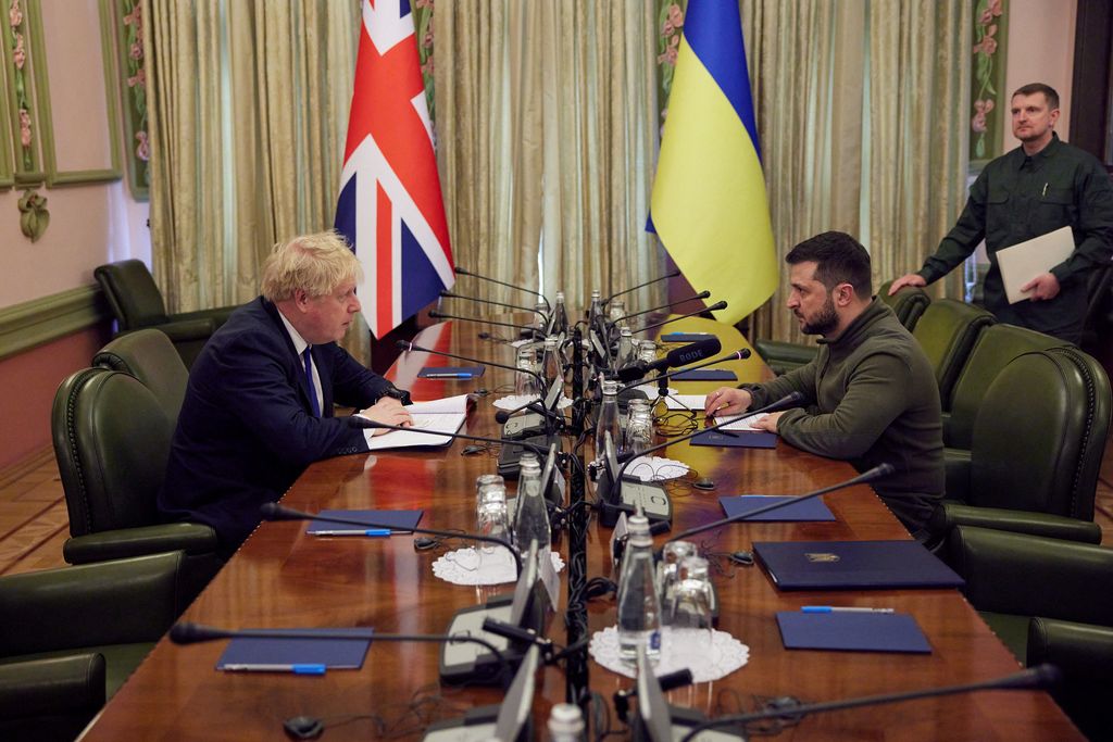 Presiden Ukraina Volodymyr Zelensky dan Perdana Menteri Inggris Boris Johnson menghadiri pertemuan, saat serangan Rusia terhadap Ukraina berlanjut, di Kyiv, Ukraina, Sabtu (9/4/2022). (Ukrainian Presidential Press Service/Handout via REUTERS)